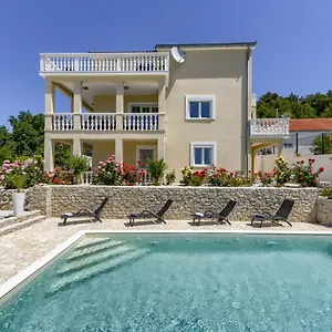 Haus Lilli Mit Pool Apartment